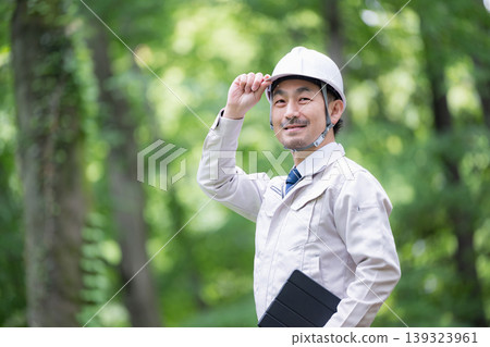 林業、建築管理及其他領域的現場工作人員,戴著安全帽,使用平板電腦在公園和其他區域進行巡檢,展現了安全管理和數位轉型能力。 林業、建築管理及其他領域的現場工作人員,戴著安全帽,使用平板電腦在公園和其他區域進行巡檢,展現了安全管理和數位轉型能力。 139323961