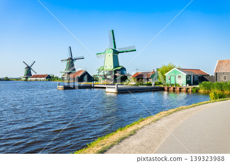 Windmills and traditional houses in Zaanse Schans, Netherlands Windmills and traditional houses in Zaanse Schans, Netherlands 139323988