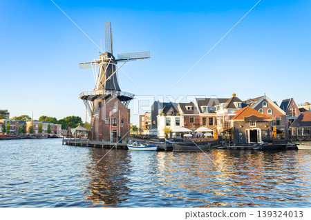 De Adriaan windmill in Haarlem city, Netherlands De Adriaan windmill in Haarlem city, Netherlands 139324013