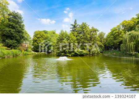 Scenic pond with green trees in Leopold Park in Brussels, Belgium Scenic pond with green trees in Leopold Park in Brussels, Belgium 139324107