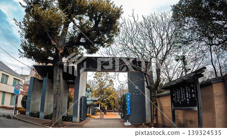 位於東京谷中墓地旁的天王寺正門。 位於東京谷中墓地旁的天王寺正門。 139324535