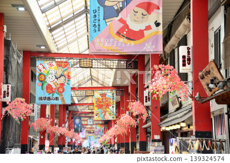 淺草久子街上展示著節慶掛毯 淺草久子街上展示著節慶掛毯 139324574