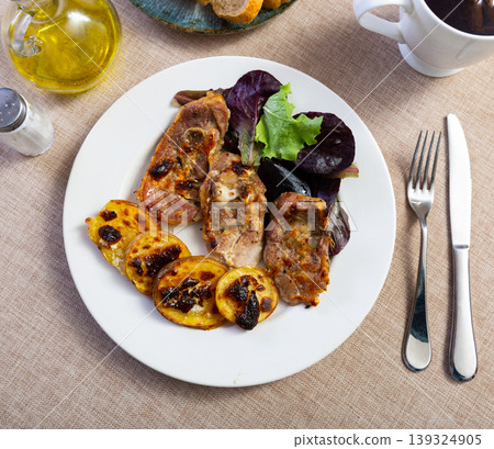 Delicious turkey with potatoes with leaf of fresh salad Delicious turkey with potatoes with leaf of fresh salad 139324905