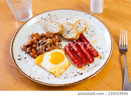 Chistorra sausage with fried egg and beans 139324936