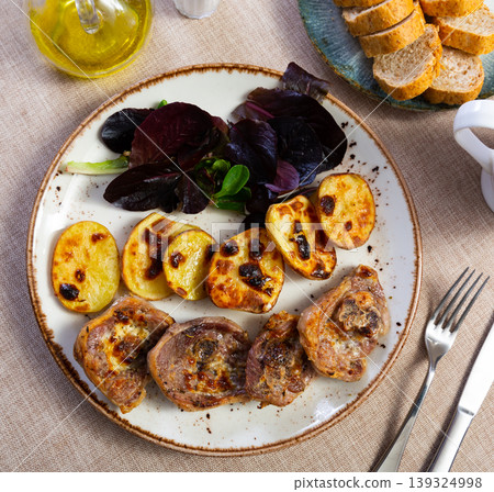 Delicious turkey with potatoes with leaf of fresh salad Delicious turkey with potatoes with leaf of fresh salad 139324998
