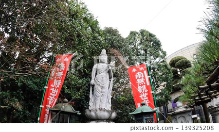 東京文京區真珠院：觀音菩薩像和色彩鮮豔的祈願幡。 139325208