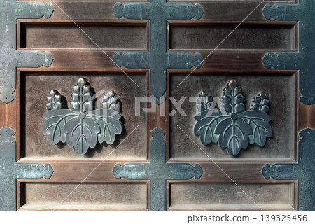 The temple gate bears the five-seven paulownia crest. The temple gate bears the five-seven paulownia crest. 139325456