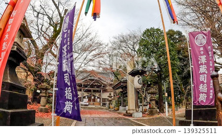 Sawazoji Inari Shrine and its winter approach: A historical spot in Bunkyo Ward, Tokyo. Sawazoji Inari Shrine and its winter approach: A historical spot in Bunkyo Ward, Tokyo. 139325511
