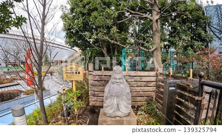 Fukurokuju statue of the Seven Lucky Gods of Koishikawa, Tokyo Dome City 139325794