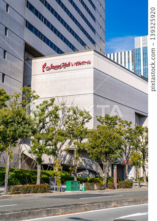 住友生命 OBP 廣場大樓（住友生命泉音樂廳）是一座音樂廳，其名稱源自商號「泉屋」。 139325920