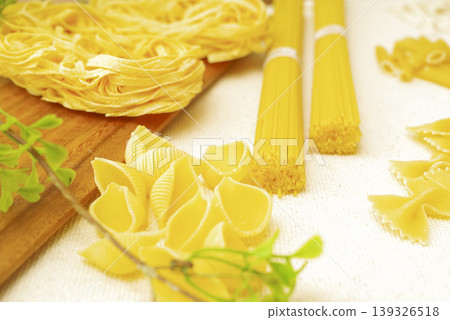 一張展示各種乾意麵的食物照片。 139326518