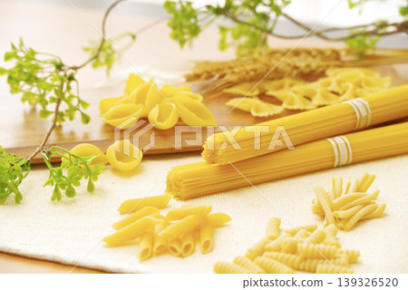 一張展示各種乾意麵的食物照片。 139326520
