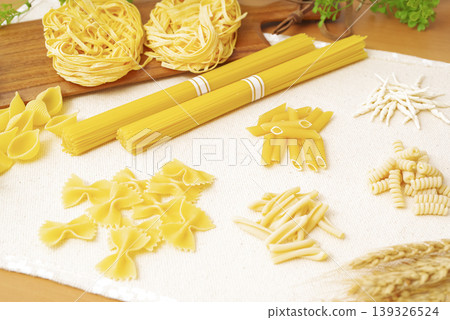 一張展示各種乾意麵的食物照片。 一張展示各種乾意麵的食物照片。 139326524