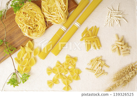 一張展示各種乾意麵的食物照片。 一張展示各種乾意麵的食物照片。 139326525