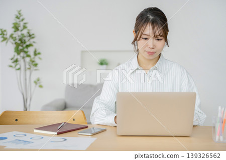 在家使用電腦工作的女性 在家使用電腦工作的女性 139326562