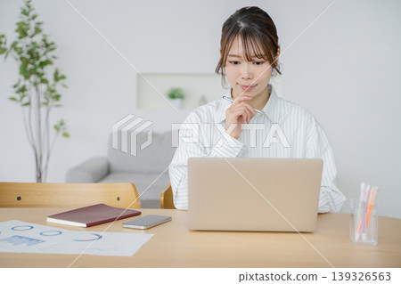 在家使用電腦工作的女性 在家使用電腦工作的女性 139326563