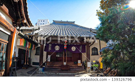 這是位於東京的淨土宗寺廟永心寺的寺門和正殿景色。 這是位於東京的淨土宗寺廟永心寺的寺門和正殿景色。 139326796