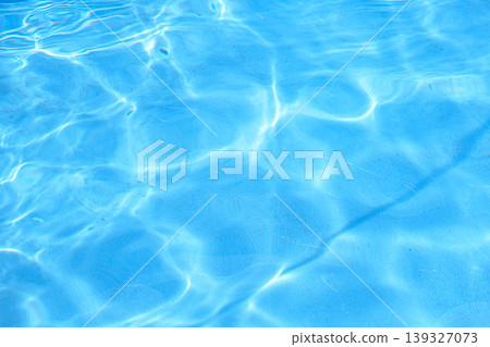 泳池波光粼粼的水面 泳池波光粼粼的水面 139327073
