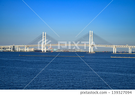 從大棧橋碼頭甲板上看到的橫濱灣大橋 從大棧橋碼頭甲板上看到的橫濱灣大橋 139327094