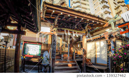 The scenery of Mihara Fudoin Temple, surrounded by the skyscrapers of Tokyo. 139327462