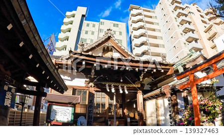 The scenery of Mihara Fudoin Temple, surrounded by the skyscrapers of Tokyo. 139327463
