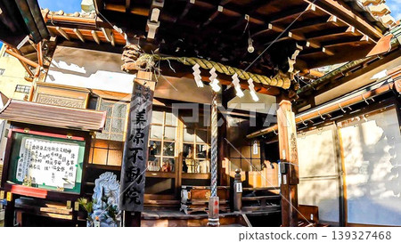 The scenery of Mihara Fudoin Temple, surrounded by the skyscrapers of Tokyo. 139327468