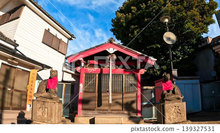 The grounds of Higashikanmori Inari Shrine in Ota Ward, Tokyo, and the blue sky. 139327531
