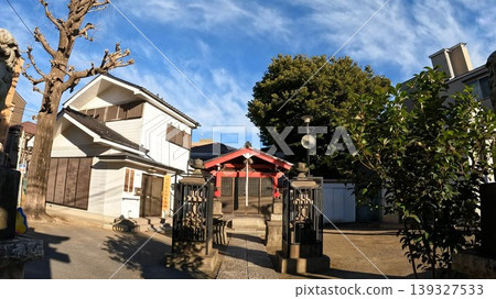 The grounds of Higashikanmori Inari Shrine in Ota Ward, Tokyo, and the blue sky. 139327533