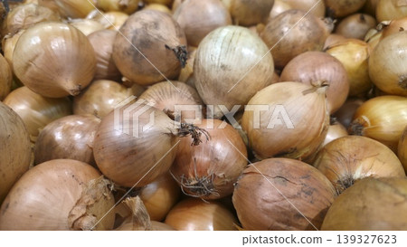 Bulk of Golden Onions with dry husks at the market Bulk of Golden Onions with dry husks at the market 139327623