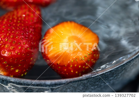 Fresh Miaoli Dahu strawberries are washed in clear water. 139327702
