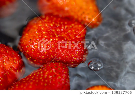 Fresh Miaoli Dahu strawberries are washed in clear water. 139327706
