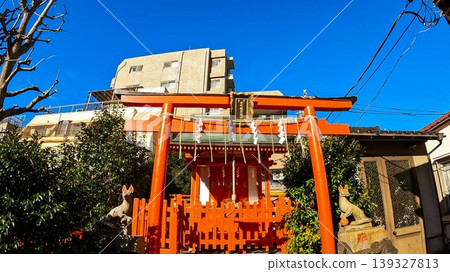 The approach to Fushimi Nakamachi Inari Shrine and the charming streetscape in Tokyo. 139327813