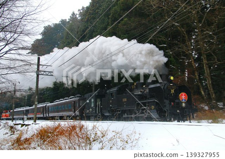 蒸汽機車「大樹」（C11325）疾馳在白雪皚皚的日光地區… 139327955