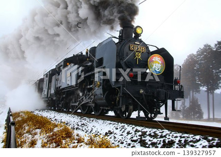 The steam locomotive "Taiju" (C11325) races through the snow-covered Nikko region... The steam locomotive "Taiju" (C11325) races through the snow-covered Nikko region... 139327957