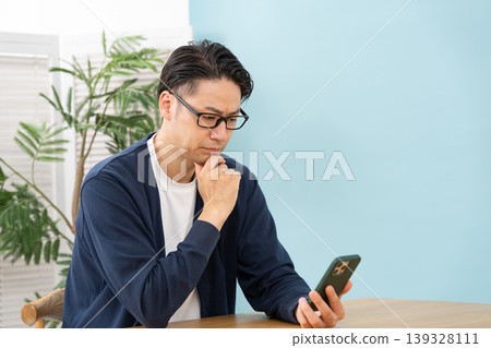 一個擔心看到智能手機的男人 一個擔心看到智能手機的男人 139328111
