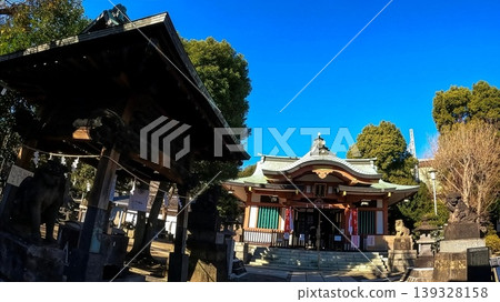 東京鮫津八幡神社神社建築,以藍天為背景(品川區) 東京鮫津八幡神社神社建築,以藍天為背景(品川區) 139328158