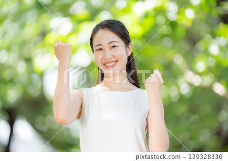 新鮮的綠植、女人、美麗、勝利姿勢 139328330