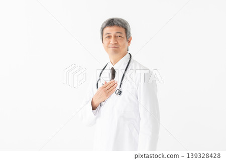 Medical man in a white coat with a stethoscope 139328428