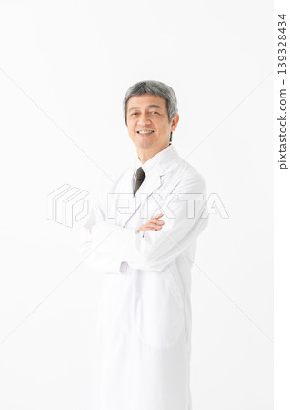 身穿白大褂的醫生 139328434