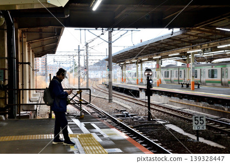 在JR大船月月台上等待開往橫須賀方向列車的乘客。 139328447