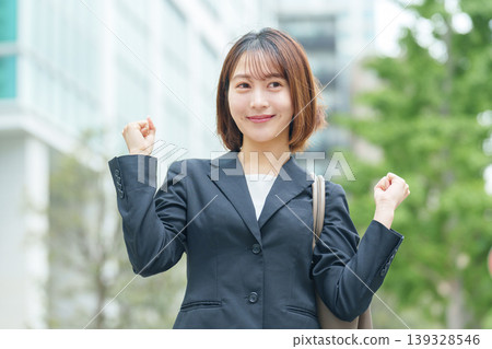 女商人戶外握拳 139328546