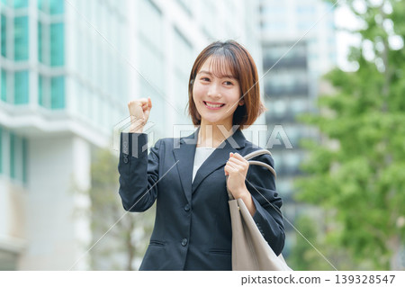 女商人戶外握拳 139328547
