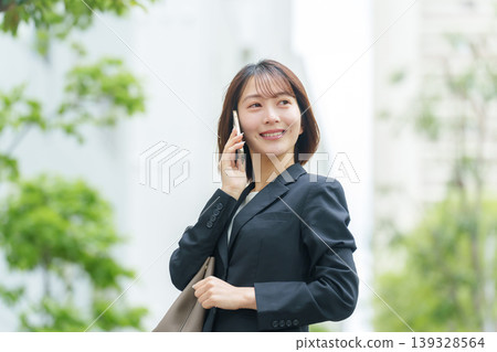 商務、女性、戶外、電話 商務、女性、戶外、電話 139328564
