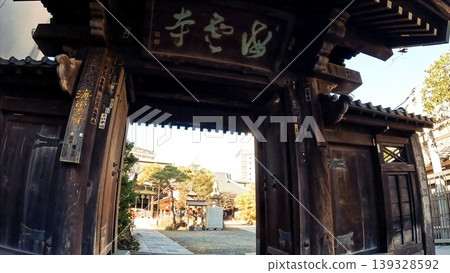 The scenery of the Sen-tai Kojin-do Hall at Kaiunji Temple in Shinagawa, Tokyo. 139328592