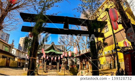 The grounds and stone lanterns of Minami-Shinagawa Suwa Shrine, standing in the heart of Tokyo. The grounds and stone lanterns of Minami-Shinagawa Suwa Shrine, standing in the heart of Tokyo. 139328732