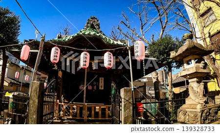 The approach to Suwa Shrine in Minami-Shinagawa, Tokyo, and pink lanterns 139328733