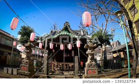 The approach to Suwa Shrine in Minami-Shinagawa, Tokyo, and pink lanterns 139328734