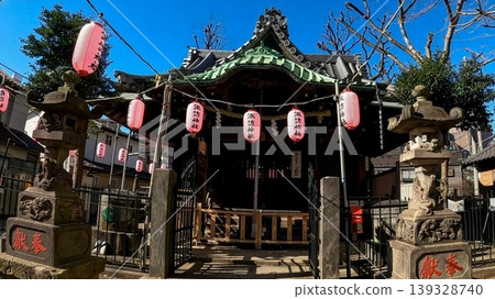 The approach to Suwa Shrine in Minami-Shinagawa, Tokyo, and pink lanterns 139328740