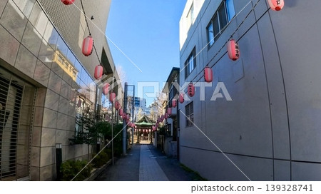 The approach to Suwa Shrine in Minami-Shinagawa, Tokyo, and pink lanterns 139328741