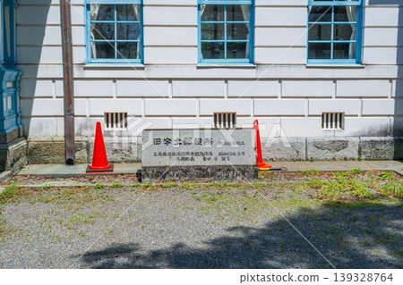 原宇戶郡政府大樓坐落在熊本縣宇岐市三隅西港附近的一座小山上。 139328764
